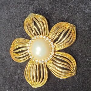 Gold Flower brooch
